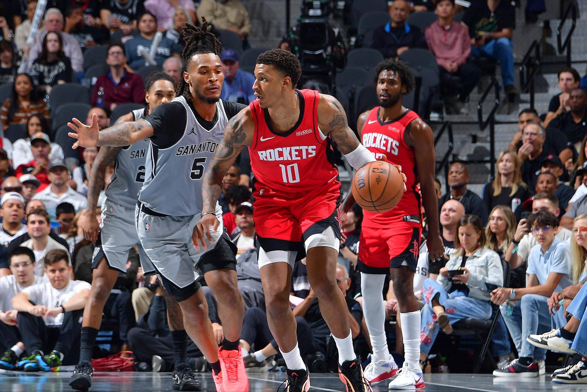 国安内部人士：传闻说俱乐部要解散、欠薪8个月都是谣言（国安内部人士辟谣：俱乐部解散及拖欠8个月薪资均不属实）