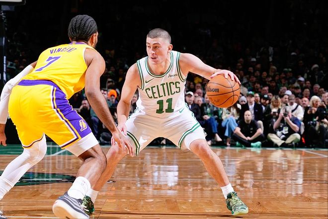 足球国足争议判罚引专家讨论（国足争议判罚引发专家热议）