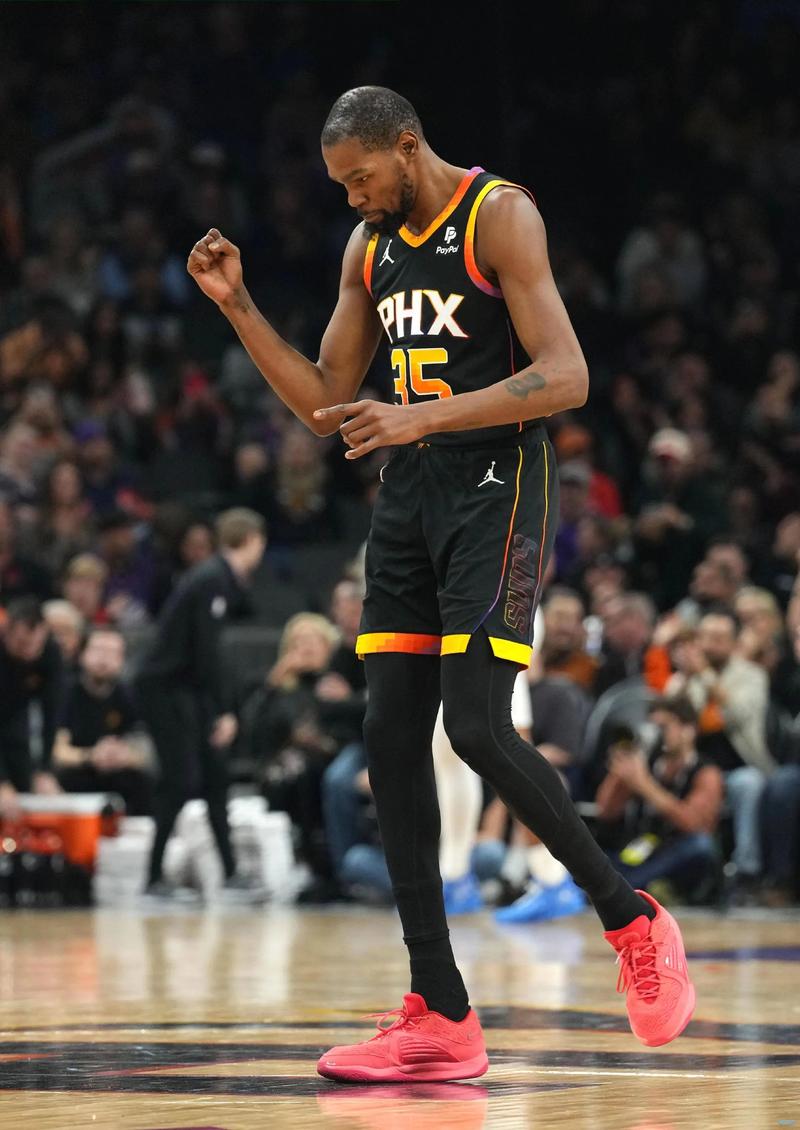 球员不满情绪写在脸上（球员怒气难掩）