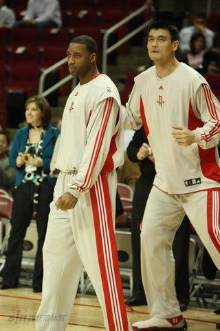 王楚钦避免0-3完败！樊振东队长也学会抓他漏洞，球迷炮轰教练组（王楚钦惊险躲过0-3惨败！队长樊振东抓准其短板，球迷怒斥教练组）