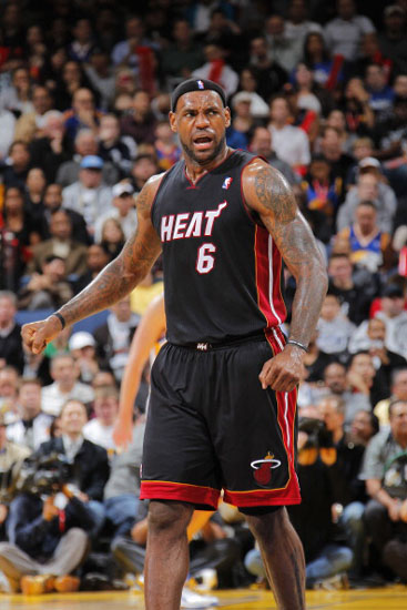 篮球湖人球员训练后心理状态稳定（湖人队球员训练结束后心理状态平稳）